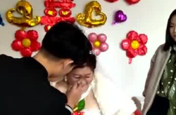 中国小姐姐体验新娘妆容,揭秘美丽蜕变全过程